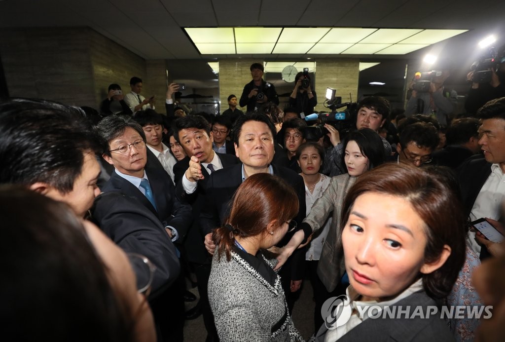 사개특위 회의장 앞 막는 한국당