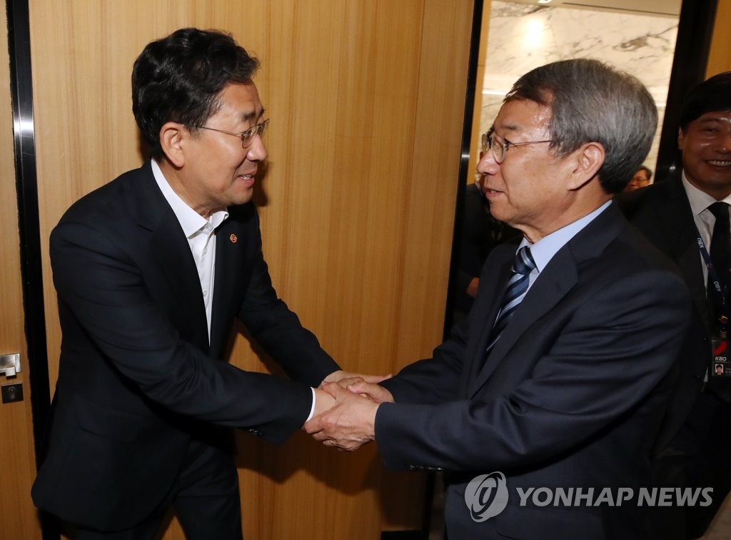Sports minister meets KBO chief Sports minister meets KBO chief