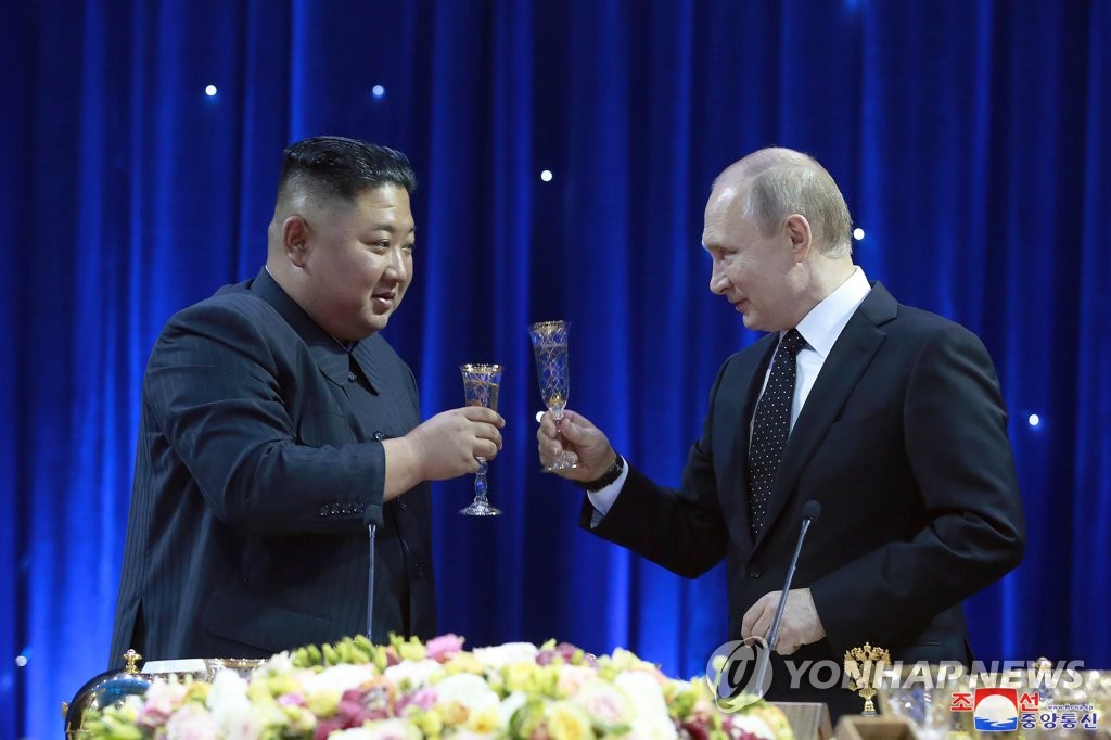 In this file photo carried by the Korean Central News Agency on April 26, 2019, North Korean leader Kim Jong-un toasts Russian President Vladimir Putin during a post-summit dinner at the Far Eastern Federal University in Vladivostok, Russia, the previous day. (For Use Only in the Republic of Korea. No Redistribution) (Yonhap)