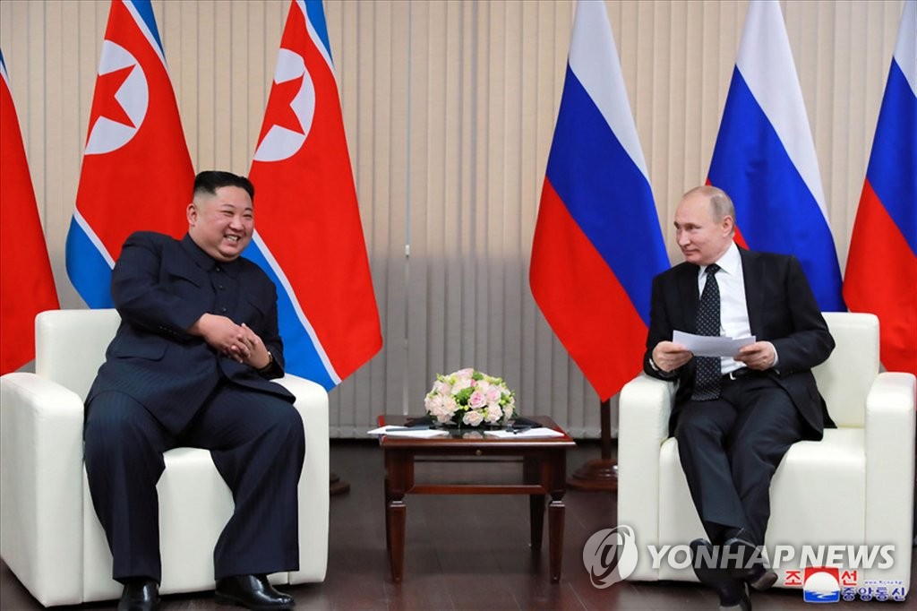 北朝鮮の朝鮮中央通信は、２５日に開かれたロ朝首脳会談の写真をホームページに掲載した＝２６日、ソウル（聯合ニュース）