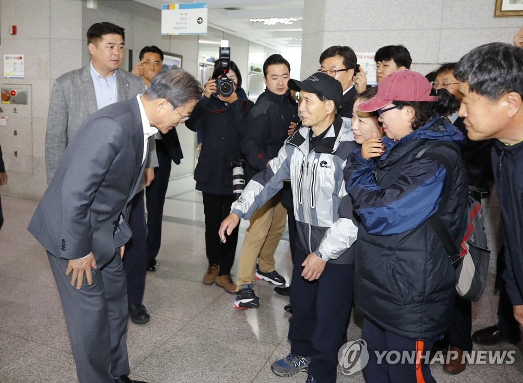 강원도 산불피해 이주민 찾은 문 대통령