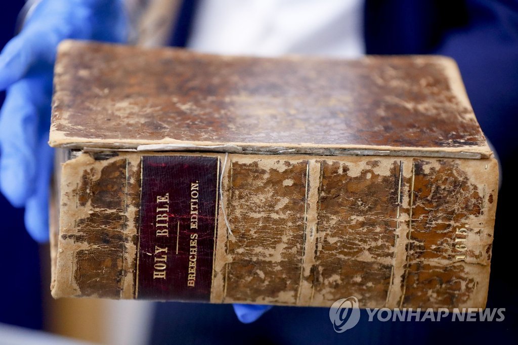 도난당했다 주인 품으로 되돌아간 400년전 희귀성경