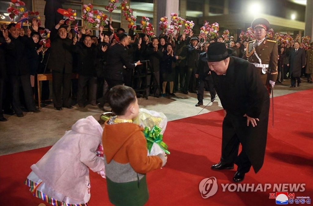 화동들과 인사나누는 김정은