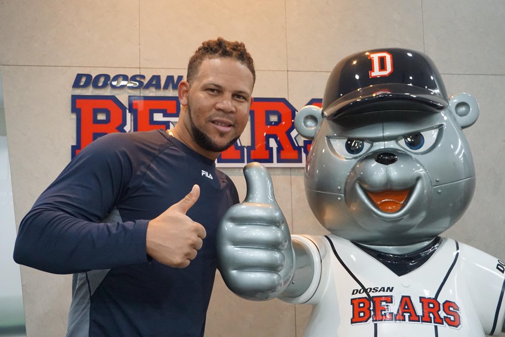 Jose Miguel Fernandez of the Doosan Bears poses next to the team's mascot outside the club's office at Jamsil Stadium in Seoul on April 26, 2019. (Yonhap)
