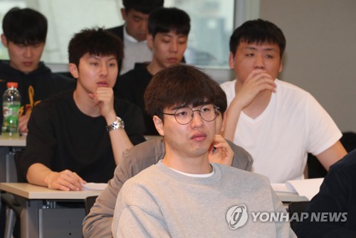 KBL 자유계약선수 설명회 참석한 선수들