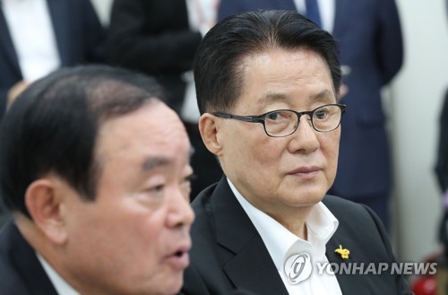 의원총회 참석한 박지원