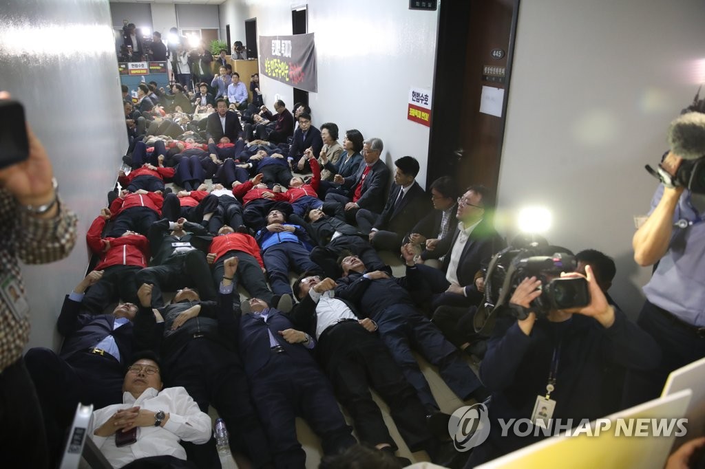 정개특위, 행안위 회의실 봉쇄한 한국당