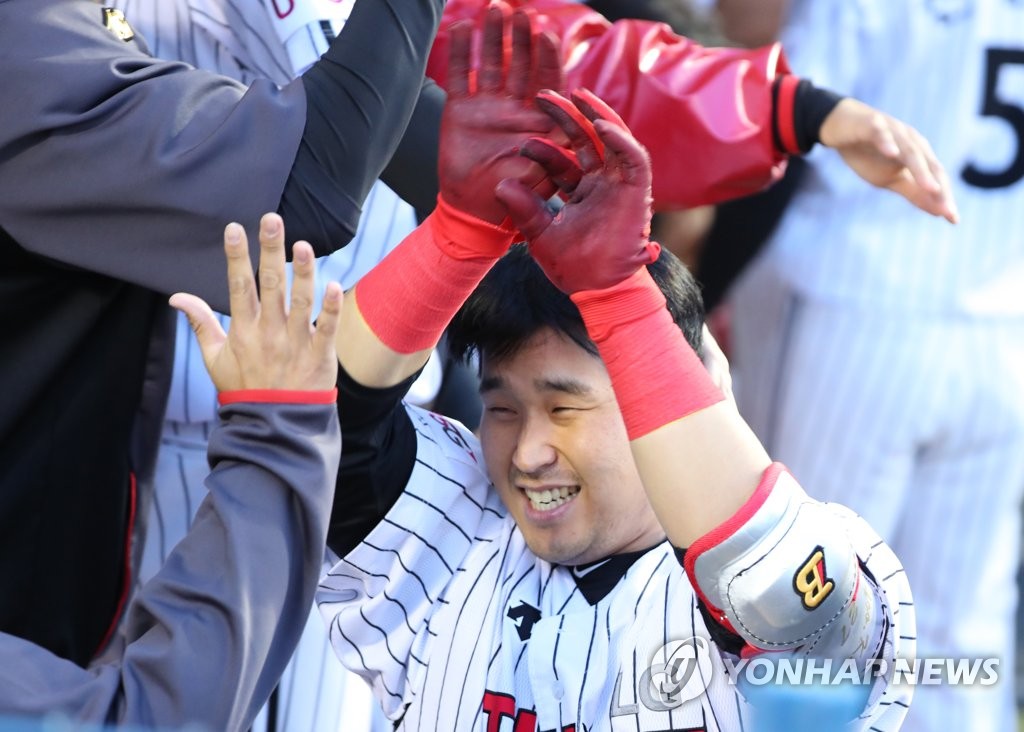 동료들 축하 받는 유강남