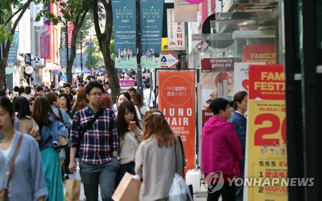 En la fotografía de archivo, tomada el 2 de mayo de 2019, los turistas extranjeros van de compras durante su visita al país, en el distrito comercial de Myeongdong, en el centro de Seúl.