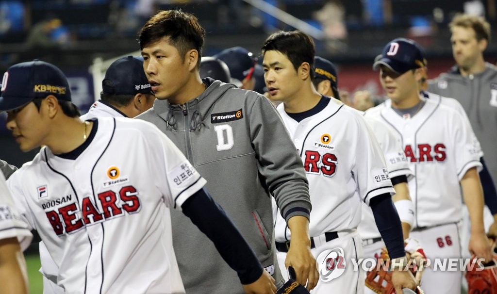 승리 자축하는 두산