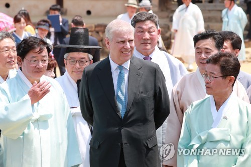 충효당 살펴보고 나오는 앤드루 영국 왕자