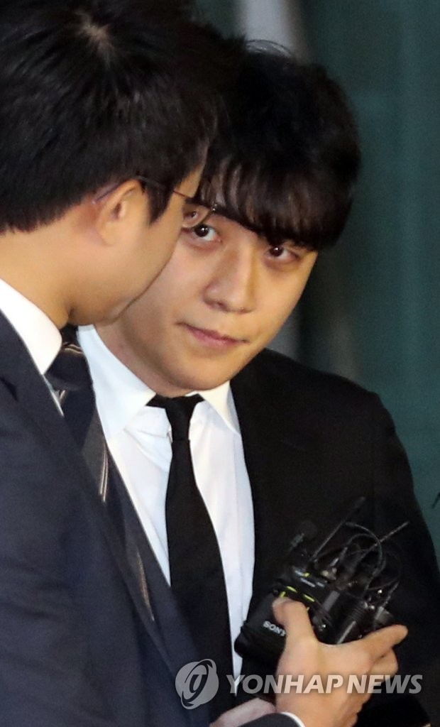 풀려난 승리, 기자질문에 묵묵부답