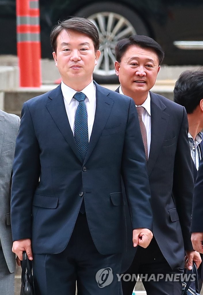 두 전직 경찰수장 영장심사 출석