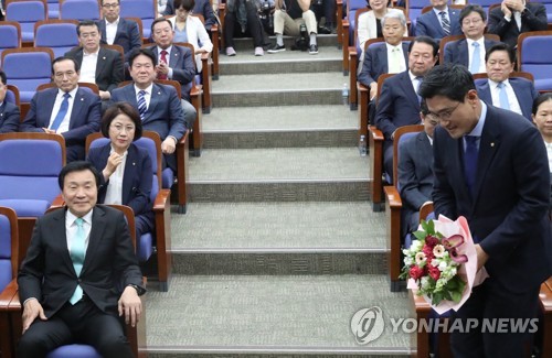 인사하는 오신환 원내대표