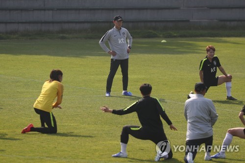 훈련 지켜보는 윤덕여 감독