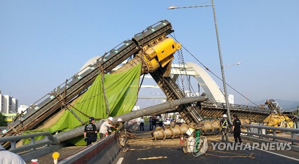 다리 위로 넘어진 건설장비