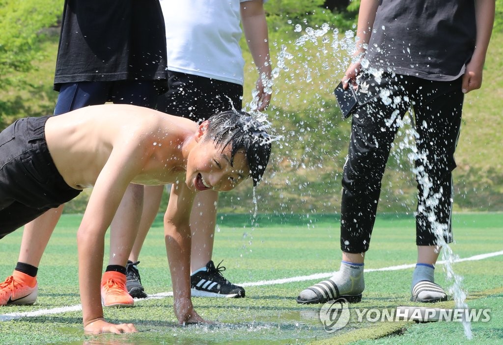 '벌써 물에 뛰어들 날씨'