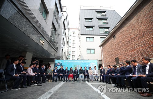 청년 주택에서 열린 더불어민주당 현장 최고위원회의