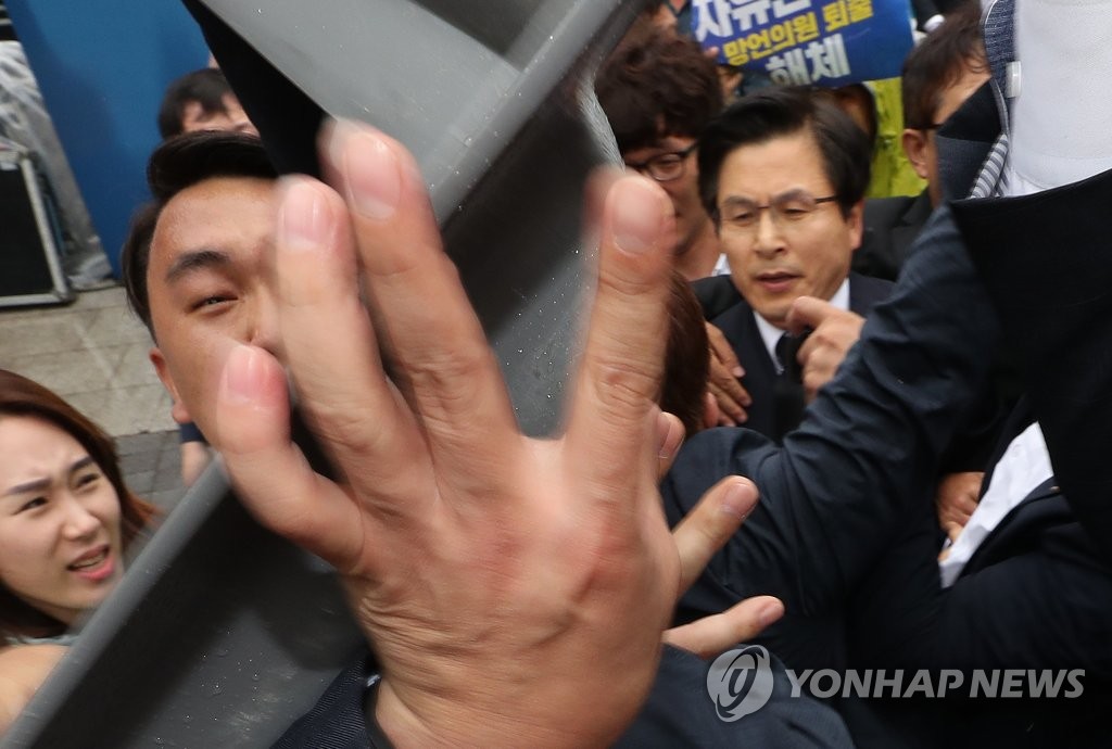 광주 시민 항의받는 황교안 대표
