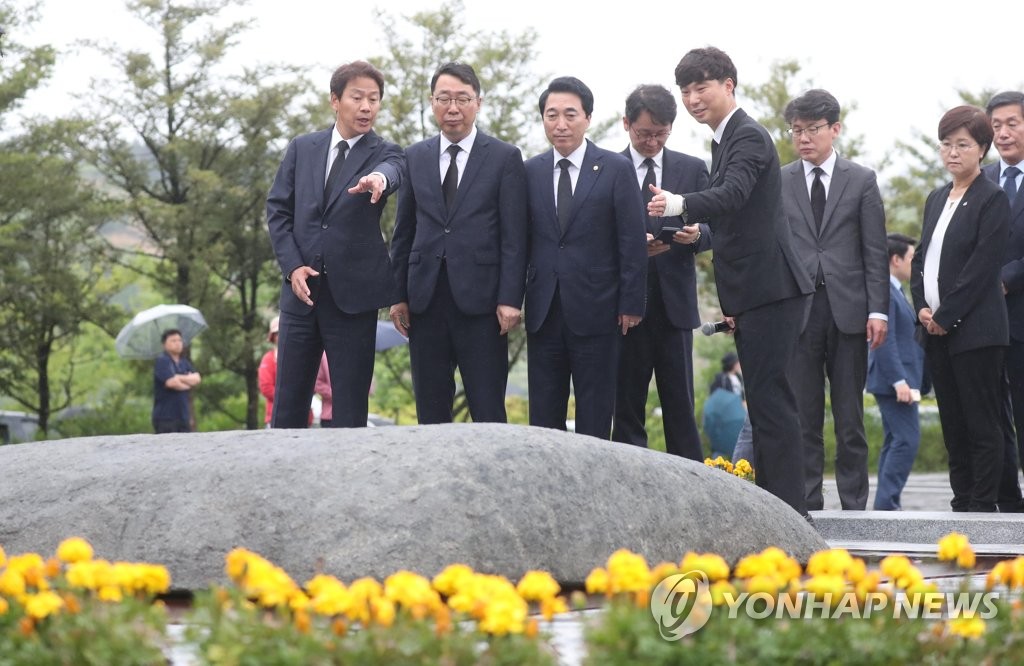 봉하마을 찾은 임종석