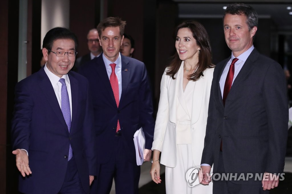 인사 나누는 덴마크 왕세자 내외와 박원순 시장