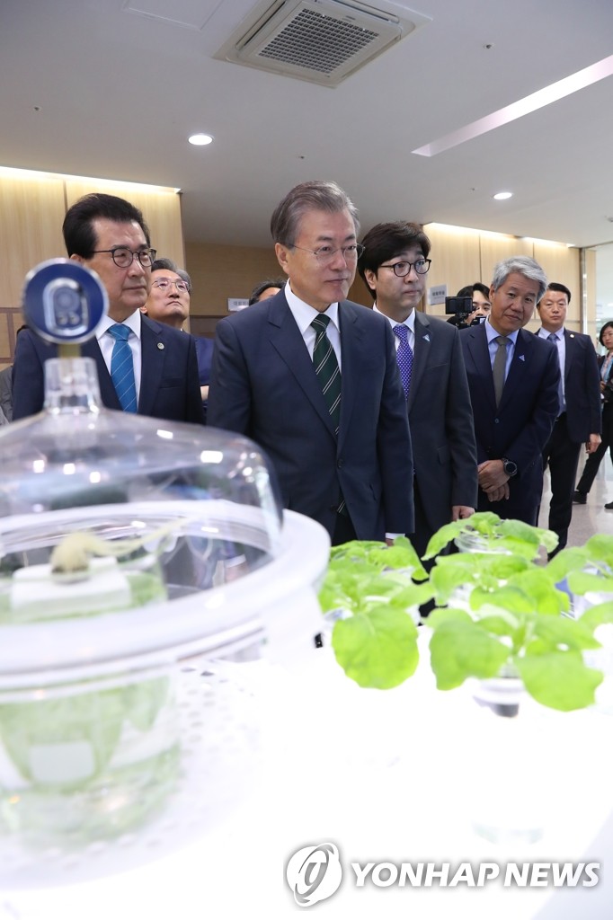 식물기반 바이오 의약품 개발 과정 살펴보는 문 대통령