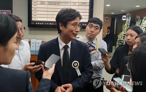취재진 질문 받는 유시민 이사장