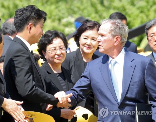 유가족과 인사하는 부시 전 미국 대통령