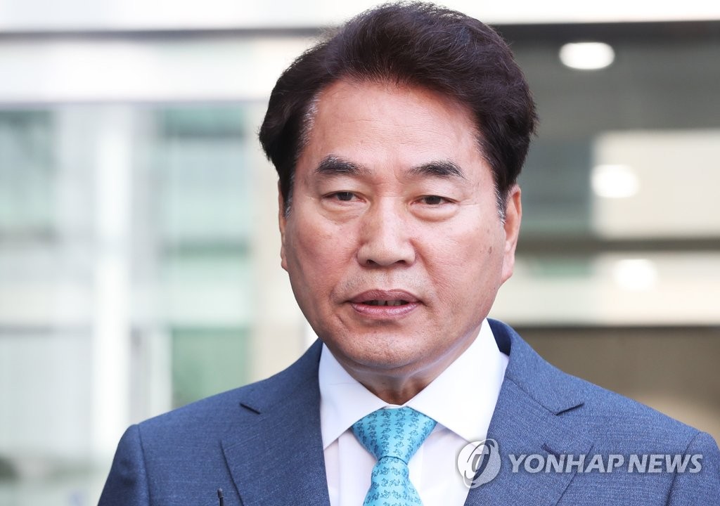 질문에 답하는 백군기 용인시장