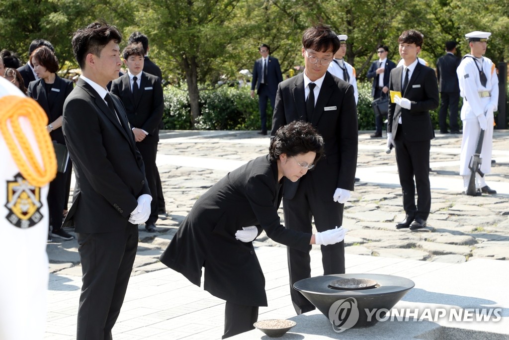 분향하는 유가족들