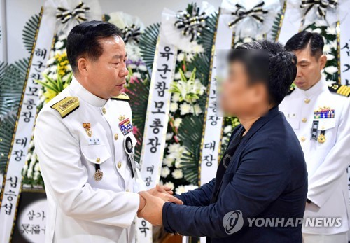 유족 위로하는 심승섭 해군참모총장