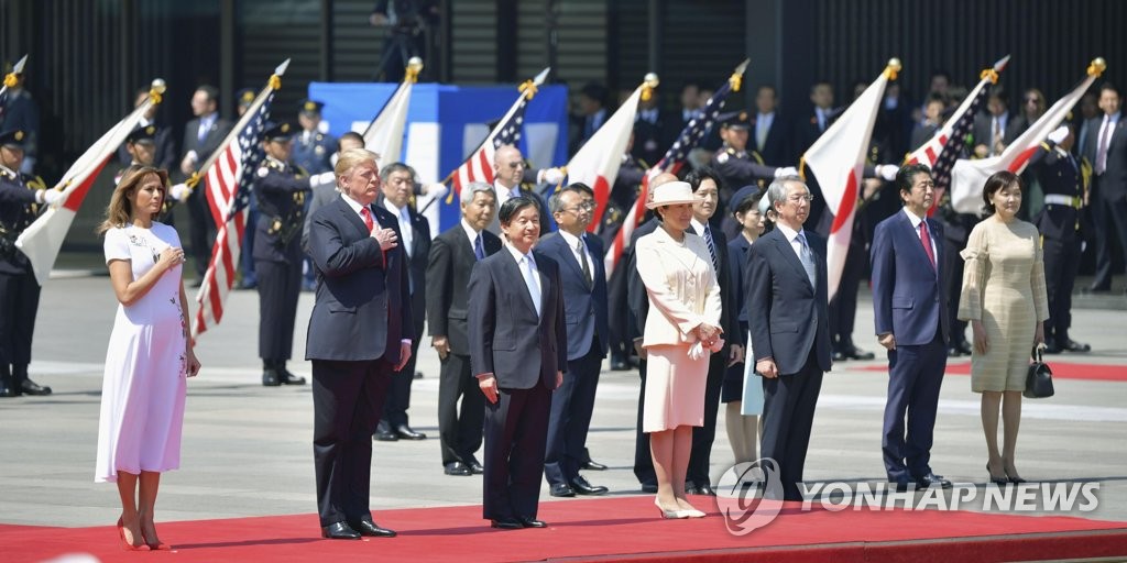 일왕 주최 환영행사서 성조기에 경례하는 트럼프 미국 대통령