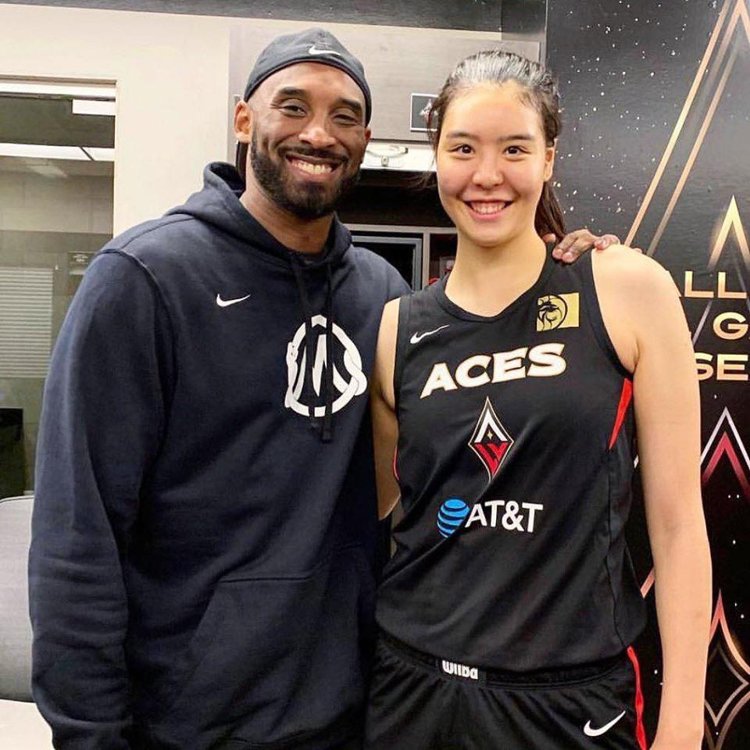 NBA 전설 코비와 기념 촬영한 박지수