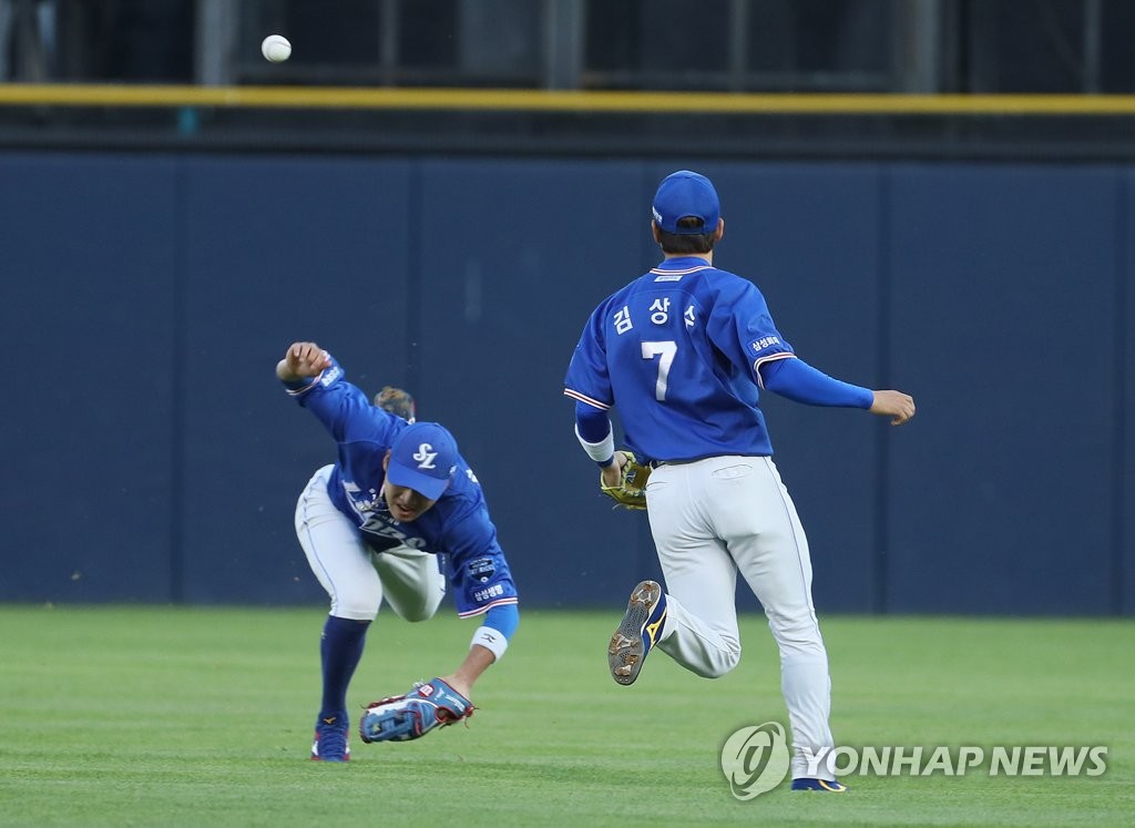 In this file photo from May 29, 2019, Samsung Lions center fielder Park Hae-min (L) misses a fly ball by Heo Kyoung-min of the Doosan Bears in the bottom of the second inning of a Korea Baseball Organization regular season game at Jamsil Stadium in Seoul. (Yonhap)