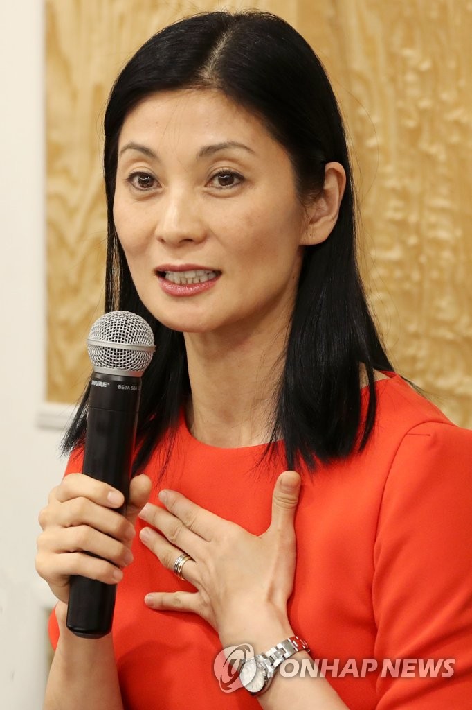 답변하는 강수진 국립발레단장