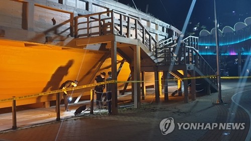 파손된 여수 거북선 계단