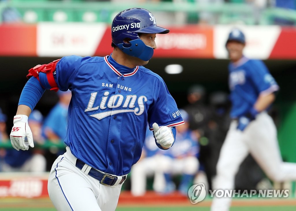 In this file photo from June 9, 2019, Lee Hak-ju of the Samsung Lions runs to first base after hitting a single against the SK Wyverns in the top of the first inning of a Korea Baseball Organization regular season game at SK Happy Dream Park in Incheon, 40 kilometers west of Seoul. (Yonhap)