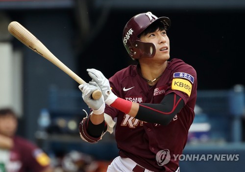 안타 치는 이정후