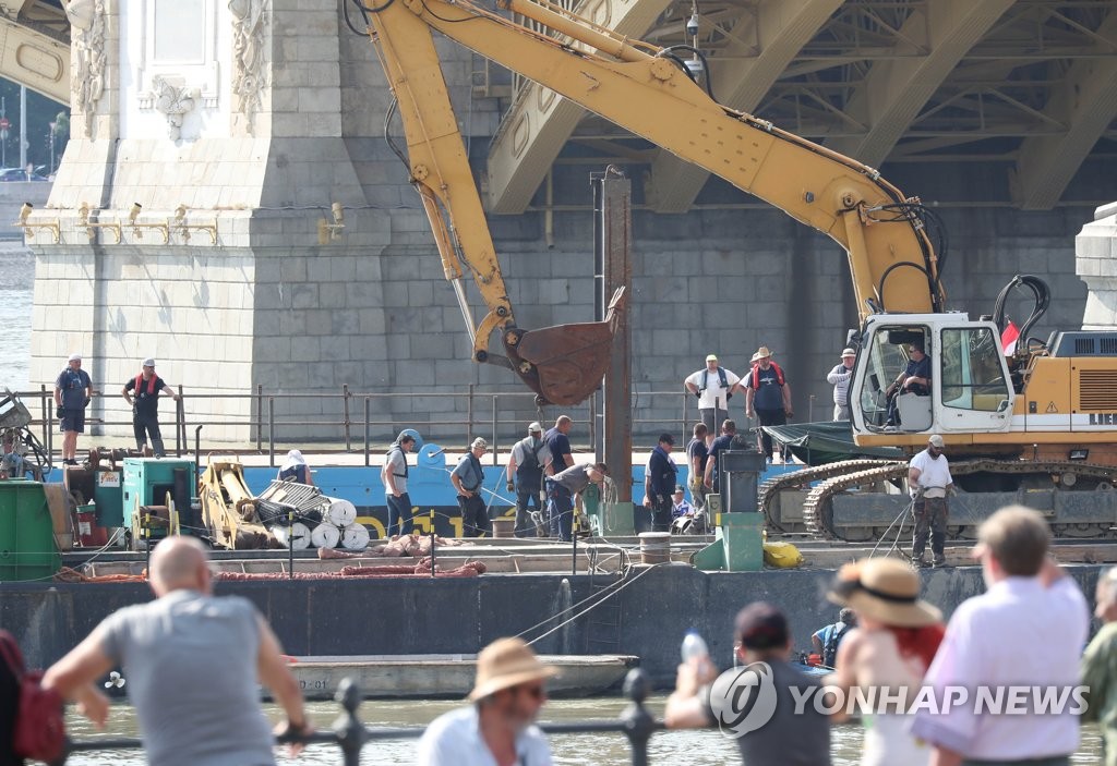This photo, taken on June 9, 2019, shows Hungarian officials preparing to lift a sunken tourist boat out of the Danube River near Margaret Bridge in Budapest. (Yonhap)