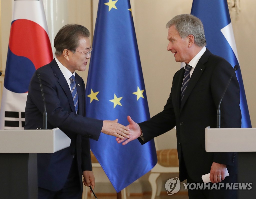 South Korean President Moon Jae-in (L) shakes hands with Finnish President Sauli Niinisto at their joint press conference at the Presidential Palace in Helsinki on June 10, 2019. (Yonhap)