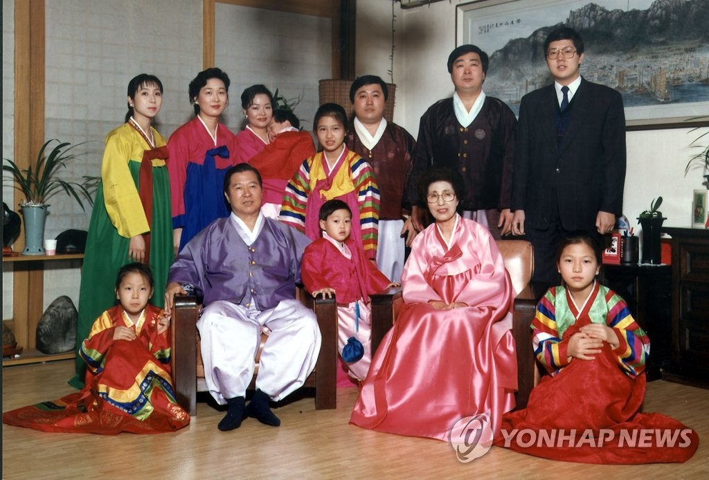 가족들과 기념촬영하는 故김대중 전 대통령과 이희호 여사