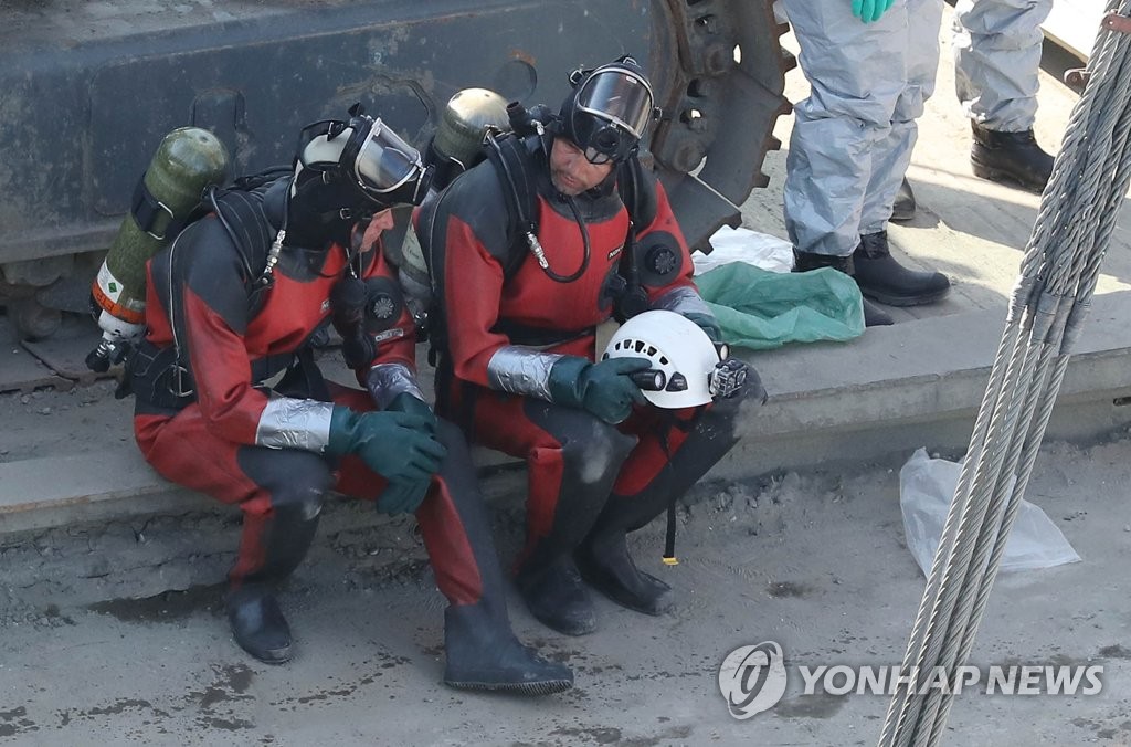 휴식 취하는 우리 대원