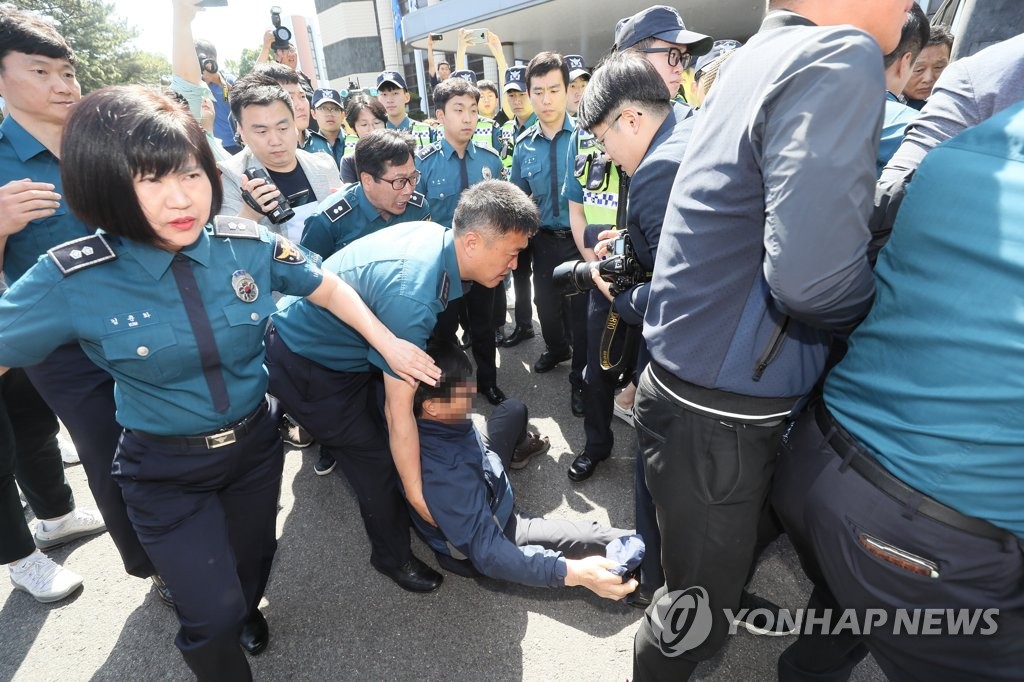 호송차량 막아선 피해자 유가족들