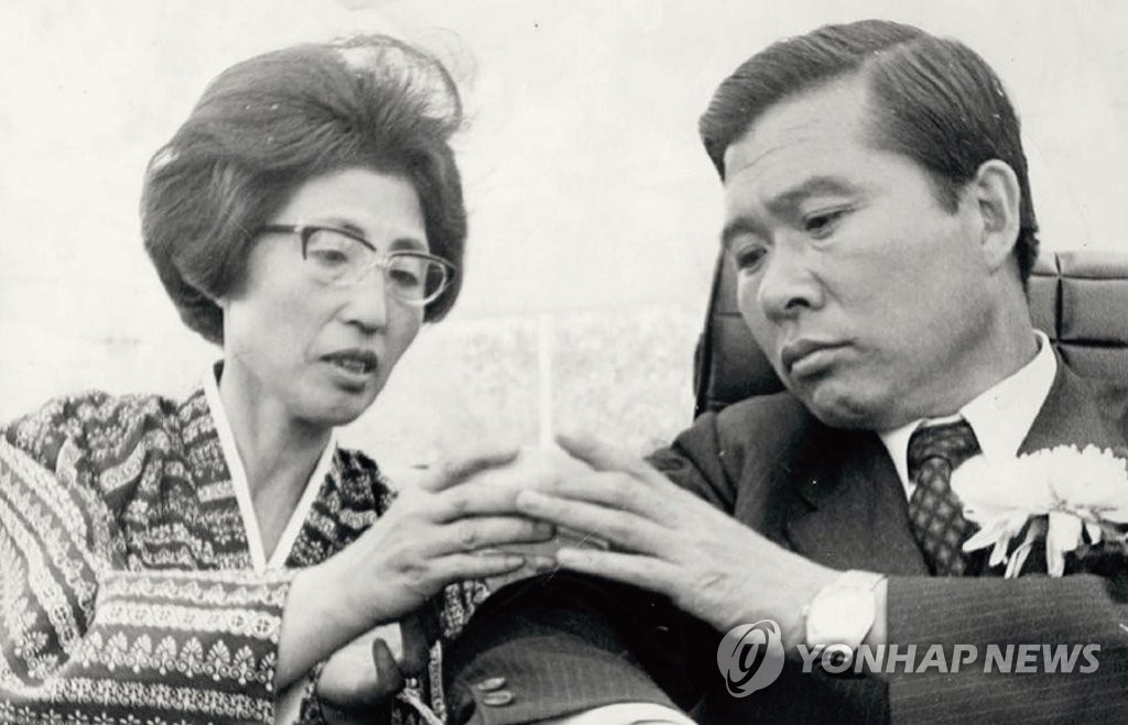 DJ의 7대 대선 유세현장 동행한 이희호 여사