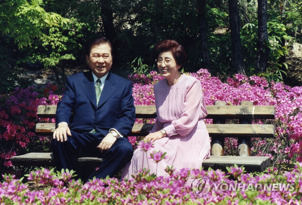 철쭉 핀 청와대에서 김대중 전 대통령 내외