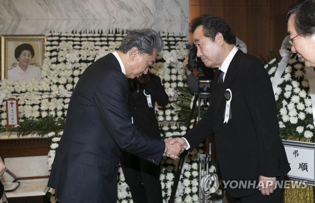 鳩山氏が李姫鎬さんを弔問 鳩山氏が李姫鎬さんを弔問