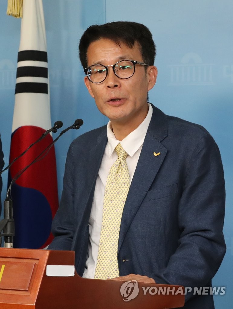 Ex-KCTU vice chief to run in opposition party's leadership race Ex-KCTU vice chief to run in opposition party's leadership race