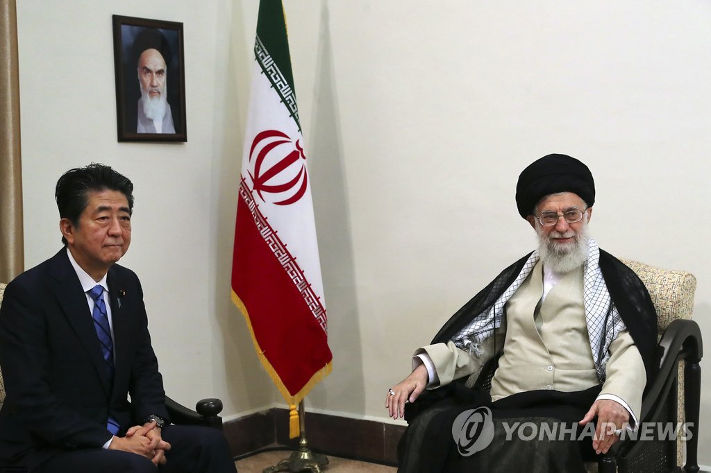 아베 신조(왼쪽) 일본 총리가 13일(현지시간) 테헤란에서 아야톨라 세예드 알리 하메네이 이란 최고지도자와 만나는 모습 [AP=연합뉴스 자료사진] 