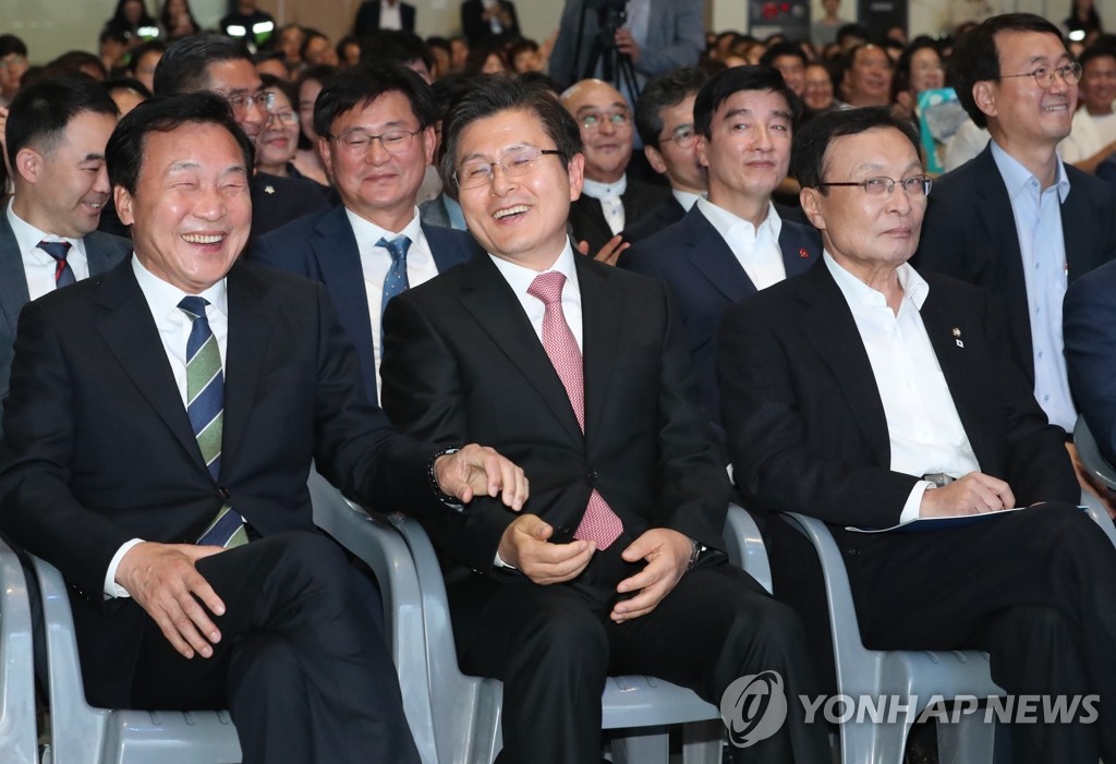 이야기하는 황교안-손학규 대표