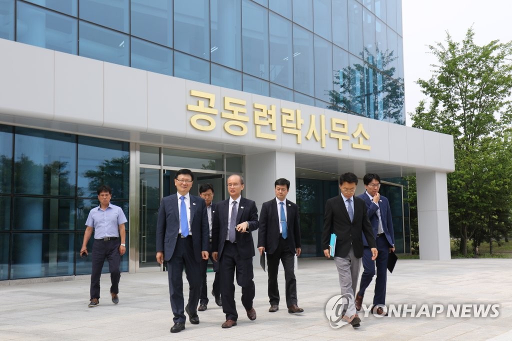 지난 6월 남북공동연락사무소 찾은 서호 차관